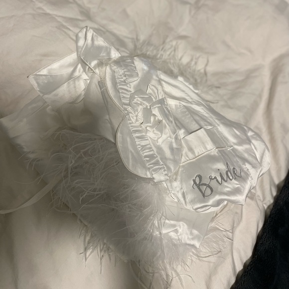 NEVER WORN, BRIDE PIJAMA SET WITH FEATHER - Picture 8 of 8